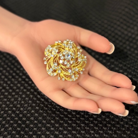 Vintage Gold Filigree Rhinestone Brooch - Sparkling Floral Statement Pin - Picture 4 of 7